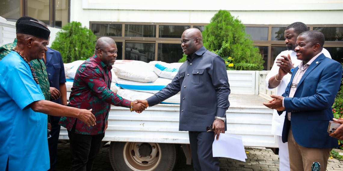 Minister Distributes free Fertilizers to Farmers Minister Distributes free Fertilizers to Farmers