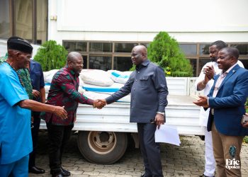 Minister Distributes free Fertilizers to Farmers