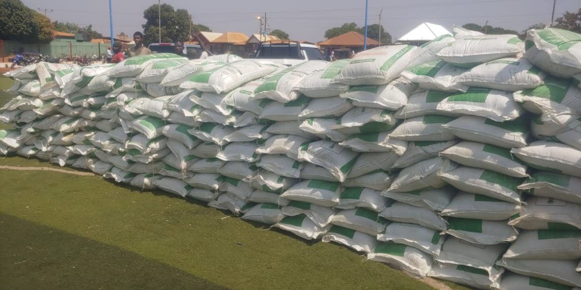 400 women supported with fertilizers at Salaga South 400 women supported with fertilizers at Salaga South