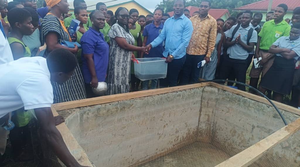Showbuoy Foundation donates fingerlings, feed and medication to Twifo Hemang SHTS Showbuoy Foundation donates fingerlings, feed and medication to Twifo Hemang SHTS