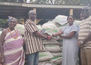 Wenchi Assembly presents 1,500 bags of fertiliser to farmers 