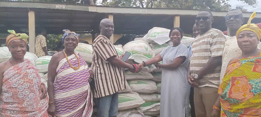 Wenchi Assembly presents 1,500 bags of fertiliser to farmers Wenchi Assembly presents 1,500 bags of fertiliser to farmers